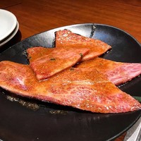 焼肉 大貫 - 手前から肩ロース、トモサンカク