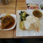 Teh Tarik Time - セットミール・チキン、拳より大きいチキンが付いてS$5.5（約450円、19年2月時点）。