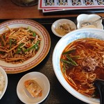 中華料理 牡丹飯店 - 青椒肉絲(台湾ラーメン)。