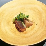 エクアトゥール - タコの柔らか煮、海老芋、山葵葉