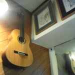 佐藤家の食卓 - 入り口右側にはギターが
