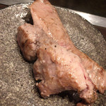 月島もんじゃ もへじ - 生本まぐろのほほ肉焼き アップ