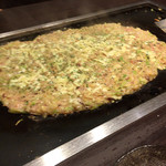 月島もんじゃ もへじ - 完成したもんじゃは、
      仕上げに青のりをトッピング♪