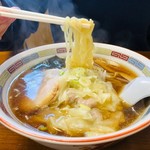 宝華らぁめん - 美しく決まった麺リフト！