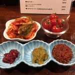 肉山 - 0. お通し＝キムチ、プチトマト（＆お肉用の調味料3種＝唐辛子入り大粒マスタード、柚子胡椒、辛味噌）