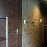 肉山 - 店内壁面のサイン