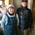 おばちゃん八百屋 - 記念に、おばちゃん店主＆お兄さんの2ショット