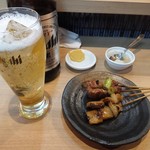 とり平 - 「大瓶ビール」（600円税抜）付き出し「合鴨もも＆皮各2本」（400円かな？税抜）（2019年2月）