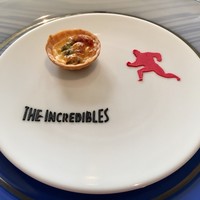 オチェーアノ - 春菊とソーセージの小さなキッシュ