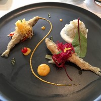 オチェーアノ - ワカサギのエスカベッシュとアオリイカのタルタル、オレンジ風味のカリフラワーピュレ