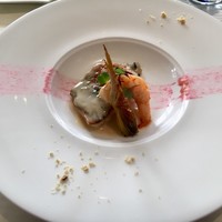 オチェーアノ - 真鯛と天使の海老のポワレ、白ワインとクルミのソース、ルバーブのアクセント
