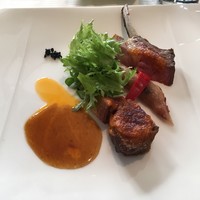 オチェーアノ - トマト香るハーブバターとジュを纏った仔羊のロースト、マルメラータのパートブリック包み