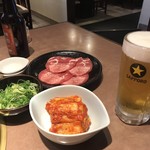 天下の焼肉 大将軍 - タン塩と札幌生ビール