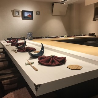 入口からは想像できない開放的な店内