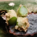 てんぷら　成生 - 茎の根元、瑞々しさがハンパナイ！！
      新鮮だからの一言でしたが、火入れも素晴らしい！