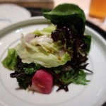 てんぷら　成生 - サラダで一休み。
      スナップえんどうの新芽にビックリ！
      鰆美味しかった✨甘納豆のアクセントも好き！