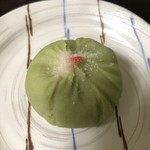 聚洸 - なぜ、緑なのに寒牡丹なのかな。と不思議。遠くから眺めているのかな。ぽつん、と咲いた赤い牡丹がなんとも風情があります♡