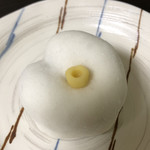 聚洸 - 椿。紅くない椿は、雪に覆われているのでしょう。椿＝赤にしないところがモダンです(o^^o)