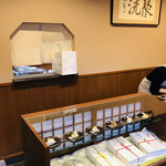 聚洸 - 店内はこじんまりとしており殺風景な雰囲気ですが、そこがまた潔い。