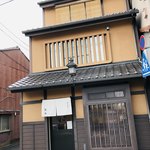 聚洸 - 看板はありませんので暖簾が頼りです( ^ω^ )親切で可愛らしい店員さんによる接客にほっこり。