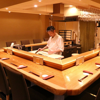 You will be welcomed at the U-shaped counter made of Akita cedar, where you can feel the excitement of Itaba.