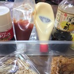 焼きかき優漁水産 - 料理写真:お店の調味料と牡蠣ご飯2種