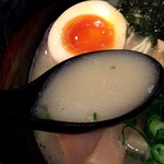 博多とんこつラーメン　しろひげ - 塩のスープ