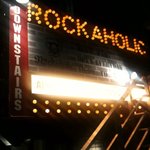 ミュージック・バー・ロッカホリック 渋谷 - カッコいいネオンだけど、わかりづらい場所にあり。