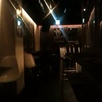 ミュージック・バー・ロッカホリック 渋谷 - ソファ席から眺めた絵、この席だけ奥まっていて居心地よし。