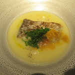 イル アオヤマ - 太刀魚料理　太刀魚の出汁と蕪、オリーブオイル仕立てのスープ