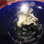 イル アオヤマ - スミイカ載せイカ墨パスタ