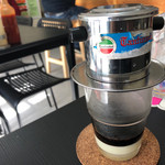 バイン ミーヴィエ - ベトナムコーヒーはコーヒー出し機からでるコーヒーをコンデンスミルクで受け止める。くっきり2層の黒と白のコントラストな飲み物