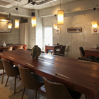 スタイリッシュでお洒落な店内。スタッフが真心込めておもてなし