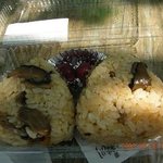 いっぷく茶屋 - 090822売店で買った素朴なおにぎり　旨し！