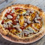 肉汁香腸和熏制馬蘇裡拉乳酪披薩