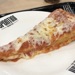 SPONTINI - ピッツアは直径50cmで生地は厚みがありますが、チーズは思ったより少なく味わいは普通。