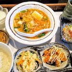 シンプル - ﾗﾝﾁは一種類で日替わりのみ☆日替りﾗﾝﾁ918円☆今日のﾒｲﾝは豆腐と豚肉の餡掛け☆ご飯はかなり小盛ですがお代わり自由なのでお腹一杯になります☆2/25