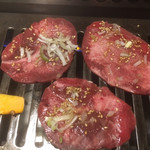 焼肉 恵美寿 - 上タン！厚いのに柔らかい〜