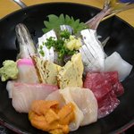 磯料理マルサ - 「マルサちらし」の刺身部分