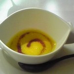 RESTAURANT VITRA - ジャガ芋と紫芋の渦巻きスープ