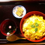鶏工房 横浜比内や - この店の一番人気親子丼は米からこだわりもちろんあきたこまち、贅沢に比内地鶏の卵３個を使用しています