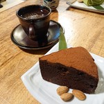 青田七六 - アメリカン(100元)チョコレートケーキ(150元)