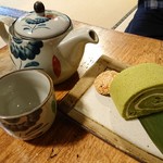 青田七六 - 玄米茶(180元)ゆずとチーズの抹茶ロールケーキ(150元)