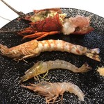 ウシマル - 伊勢海老（九十九里浜）、車海老（勝浦）、フトミゾエビ（勝浦）、サルえび（勝浦）の食べ比べ。海老塩を添えて。