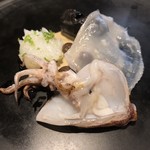 ウシマル - ヤリイカ、ヒイカ、スミイカとイカスミソーセージ。