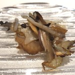ウシマル - 新鮮な赤貝をイタリア野菜のタルティーボとちょっと中華風に炒めた一品。