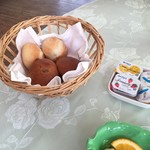 ホテルモンテローザ - プレーンとクルミパン