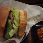 ヴィレッジヴァンガード ダイナー - アボカドレイバーバーガーを紙袋に入れて