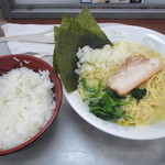 九ツ家 - 豚骨醤油ラーメンとライス