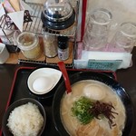 茉莉花 - 博多らーめん(こってり･はりがね)と卵かけごはん